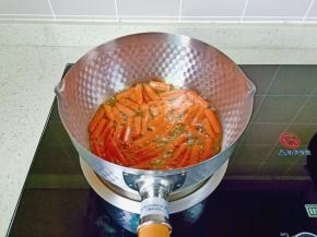 锅里放少许食用油，把火腿肠煎一下。