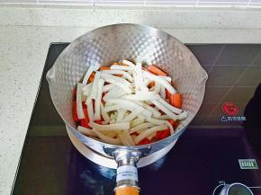 火腿肠煎到两面微黄再放入年糕翻炒。