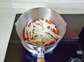 火腿肠煎到两面微黄再放入年糕翻炒。