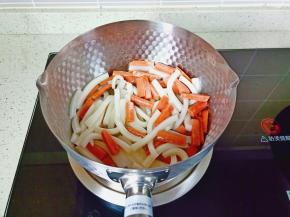 将年糕与火腿肠翻炒均匀。