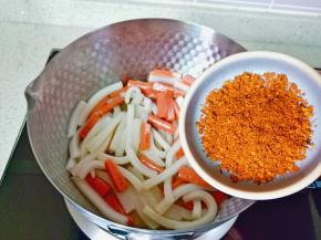 再加入辣椒粉。