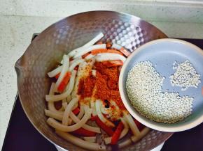 加入芝麻，把所有的调味料翻炒均匀。