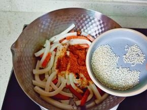 加入芝麻，把所有的调味料翻炒均匀。