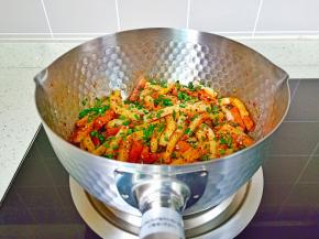 出锅前把韭菜丁撒上。