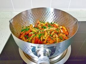 出锅前把韭菜丁撒上。