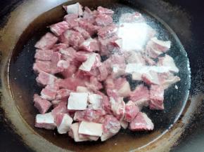 牛腩切2厘米左右的方块，冷水下锅开始焯水。