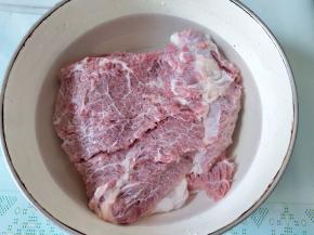 牛腩买回来，割去边边角角零碎的肥肉和膜，注意不要把筋络当成肥肉切了，放水中浸泡半小时，看到水红了就换水。