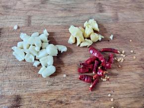 姜、蒜和干辣椒切好，切大块一点，不要太碎。