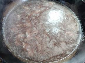 牛肉焯到白沫不再明显增加，就捞起用热水清洗一下，然后捞起晾干。