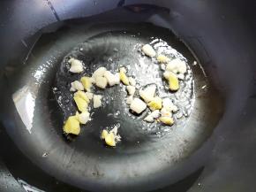 锅烧热，倒入适量油，下姜蒜煸炒一会，炒出蒜香味。