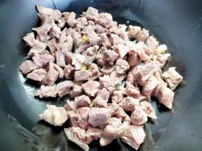 倒入牛腩，煸炒几分钟。