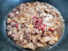 加入一碗热水，加入干辣椒，炖煮两分钟。