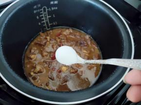 在最后半小时尝下咸淡，加入适量盐，拌匀，继续煮到时间结束。