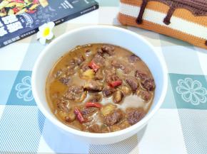 最后牛腩炖得软烂了，晾凉用保鲜盒密封装好，放冰箱冷藏，早上煮面煮粉时来两勺可美了。