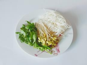 准备了筋道的米线来做早餐。