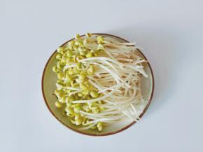豆芽择去根部，影响口感。