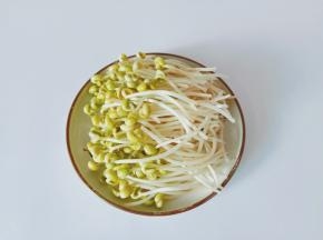 豆芽择去根部，影响口感。