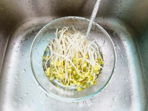 把豆芽放入清水中清洗几遍。