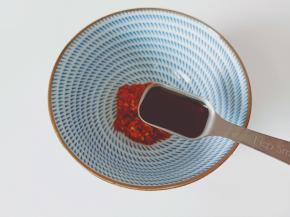 加入两勺生抽。