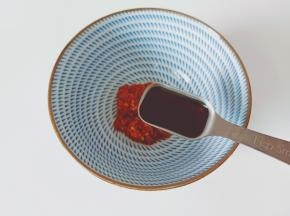 加入两勺生抽。