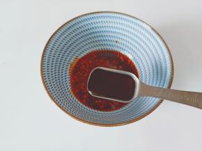 加入一勺蚝油与芝麻油搅拌均匀。