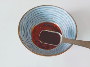 加入一勺蚝油与芝麻油搅拌均匀。