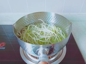 吉奈YOSHINA 雪平锅里加适量的清水，开大火将水煮开再放入豆芽。