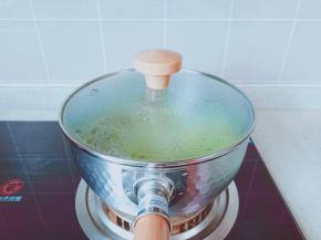 豆芽煮熟捞出备用。