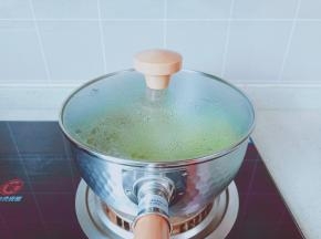 豆芽煮熟捞出备用。