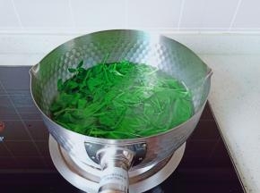 锅里水开放一点盐，再放豌豆苗煮熟捞出。