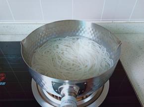 锅里水开放入米线煮一分钟就可以捞出。