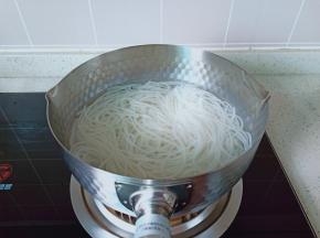 锅里水开放入米线煮一分钟就可以捞出。