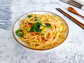 把米线、豌豆苗、豆芽再加上料汁拌均匀。