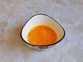 用筷子打散，放旁边备用。