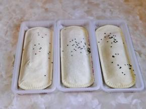 将烧饼去掉外包装。