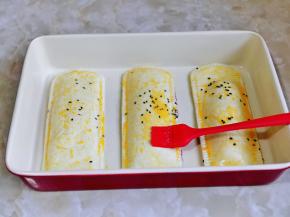 均匀刷上蛋液。