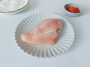 准备鸡胸肉、辣椒粉、面粉、淀粉。