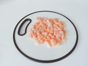 鸡胸肉对半横着切开，竖着再切成小丁。