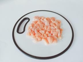 鸡胸肉对半横着切开，竖着再切成小丁。