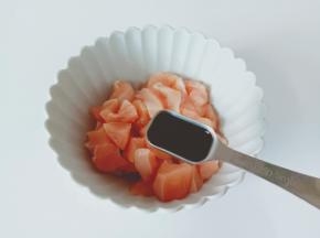 鸡胸肉里面加入生抽一勺。