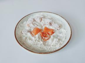 腌制好的鸡胸肉裹一层粉。