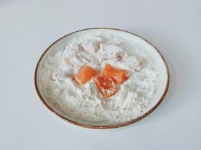 腌制好的鸡胸肉裹一层粉。