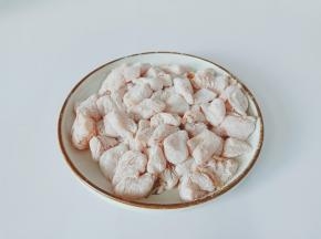 用过滤网过筛去多余的粉。