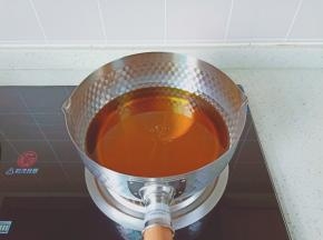 吉奈YOSHINA 雪平锅里倒入食用油，将油温烧到六成热。