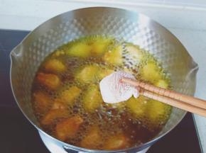 油温六成热时放入鸡胸肉一粒粒油炸（用筷子试一下，筷子周围冒小泡基本上就可以了。）