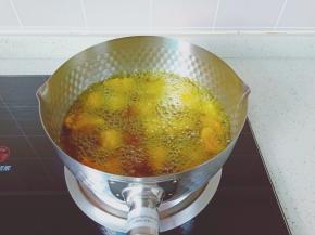 开大火油炸两分钟左右，炸至浮起捞出。