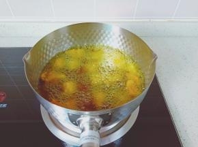 开大火油炸两分钟左右，炸至浮起捞出。