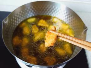 油温再次升高时放入鸡胸肉复炸一下，更加酥脆可口。