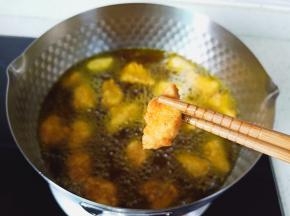 油温再次升高时放入鸡胸肉复炸一下，更加酥脆可口。