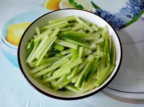 青萝卜削皮，切丝。